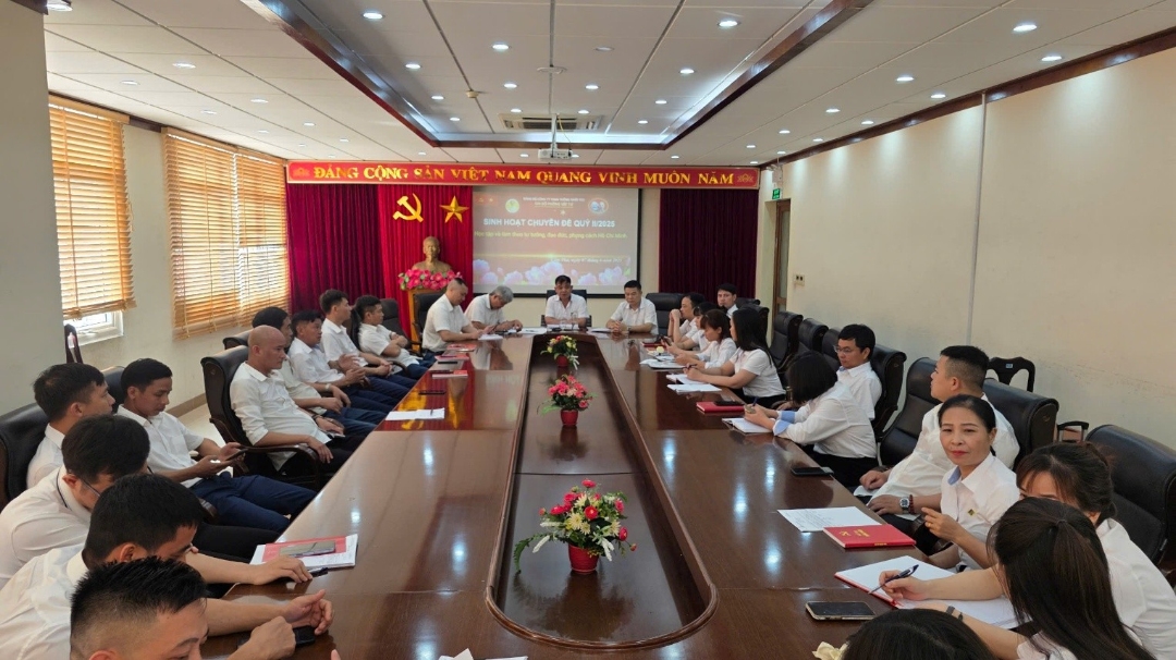 Đồng chí Đào Anh Tuấn - Bí thư Chi bộ, Trưởng Phòng Vật tư chủ trì buổi sinh hoạt