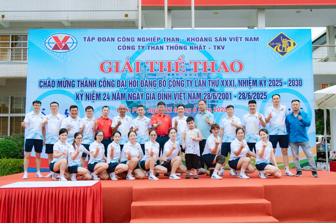 VĐV Liên quân Khối Kỹ thuật chụp ảnh cùng Ban lãnh đạo Công ty