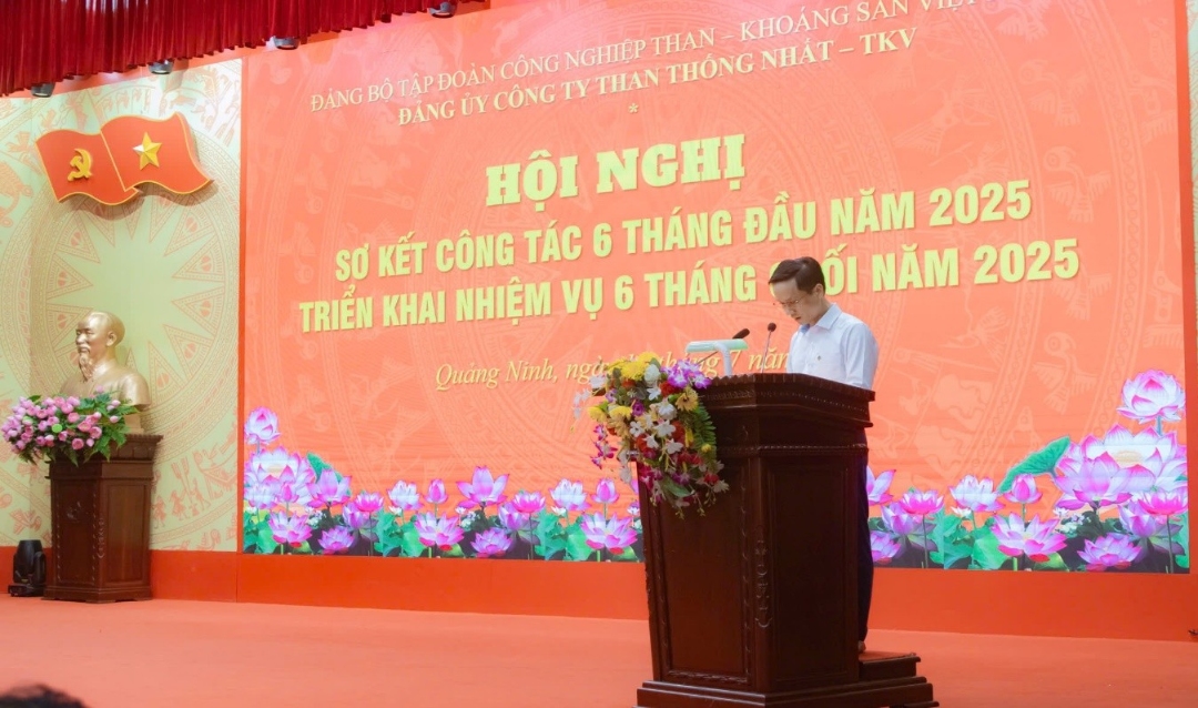 Đồng chí Đào Văn Chính - Phó Bí thư Thường trực Đảng uỷ báo cáo kết quả công tác 06 tháng đầu năm, nhiệm vụ 06 tháng cuối năm 2025. Ảnh: Truyền thông Công ty