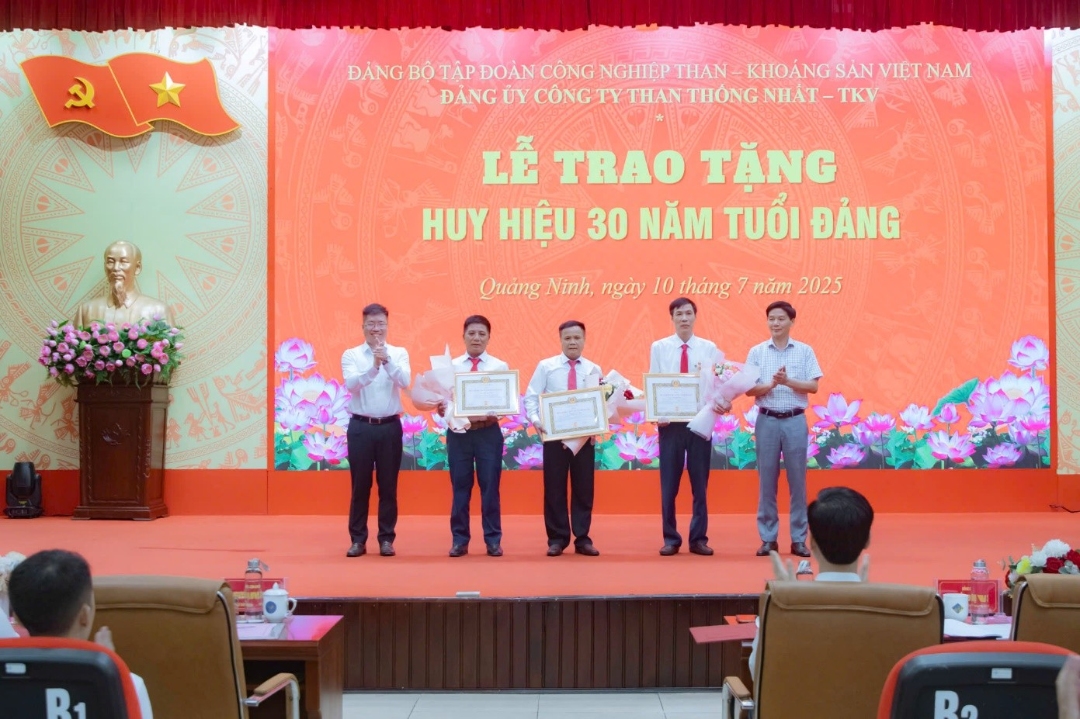 Đồng chí Nguyễn Đức Vịnh - Phó Trưởng Ban Tuyên giáo Đảng uỷ Tập đoàn trao Huy hiệu 30 năm tuổi Đảng và Bằng khen; đồng chí Nguyễn Mạnh Toán - Bí thư Đảng uỷ, Giám đốc Công ty tặng hoa cho 03 đảng viên. Ảnh: Truyền thông Công ty