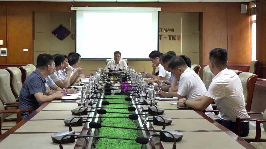 Đồng chí Nguyễn Mạnh Toán - Bí thư Đảng ủy, Giám đốc Công ty chủ trì cuộc họp với các phòng chuyên môn