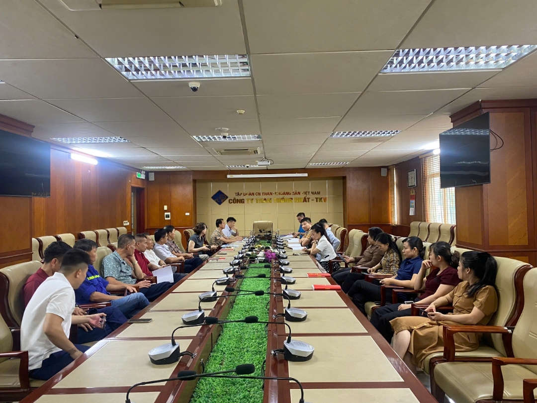 Đồng chí Ninh Hữu Hùng - Bí thư chi bộ, Chánh Văn phòng chủ trì sinh hoạt