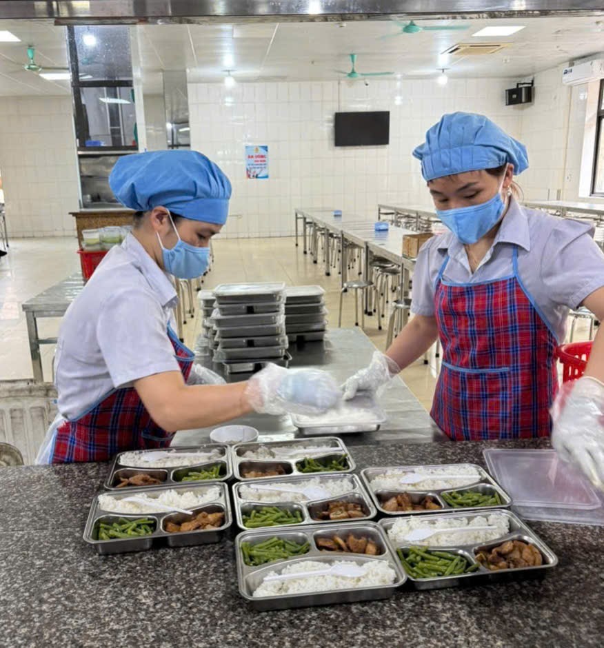 Tăng cường kiểm tra, giám sát chất lượng hàng hoá, thực phẩm tại các bếp ăn tập thể phục vụ ăn ca cho CBCNV trong toàn Công ty