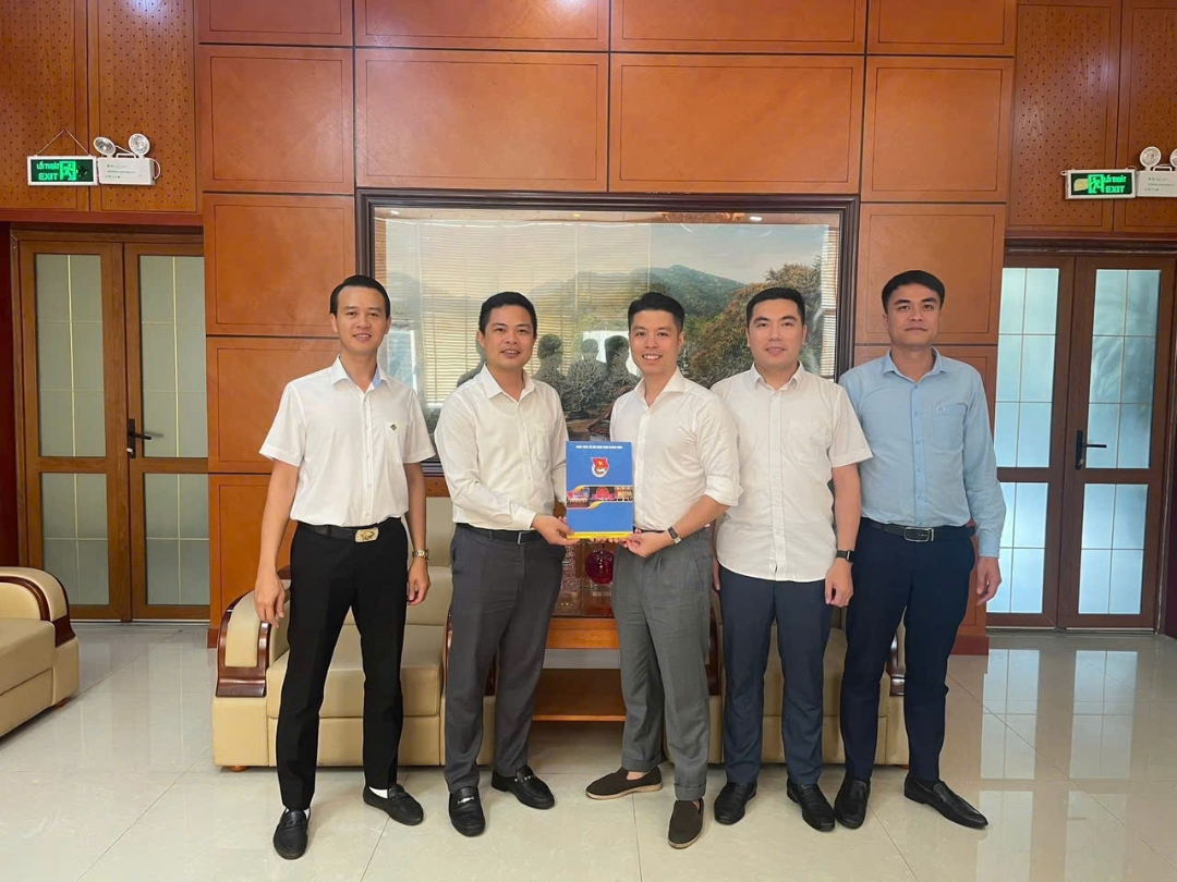 Đoàn công tác của Đoàn Than Quảng Ninh trao thưởng cho đồng chí Nguyễn Hoàng Long