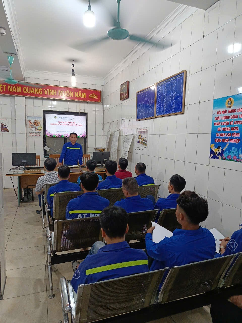 Đồng chí Phạm Văn Báu báo cáo kết quả hoạt động của mạng lưới ATVSV trong tháng 7/2025.
