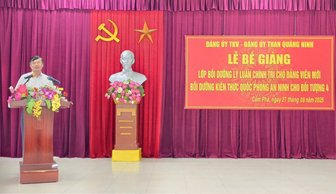 Bế giảng lớp bồi dưỡng lý luận chính trị cho đảng viên mới, bồi dưỡng kiến thức quốc phòng - an ninh cho đối tượng 4 năm 2025