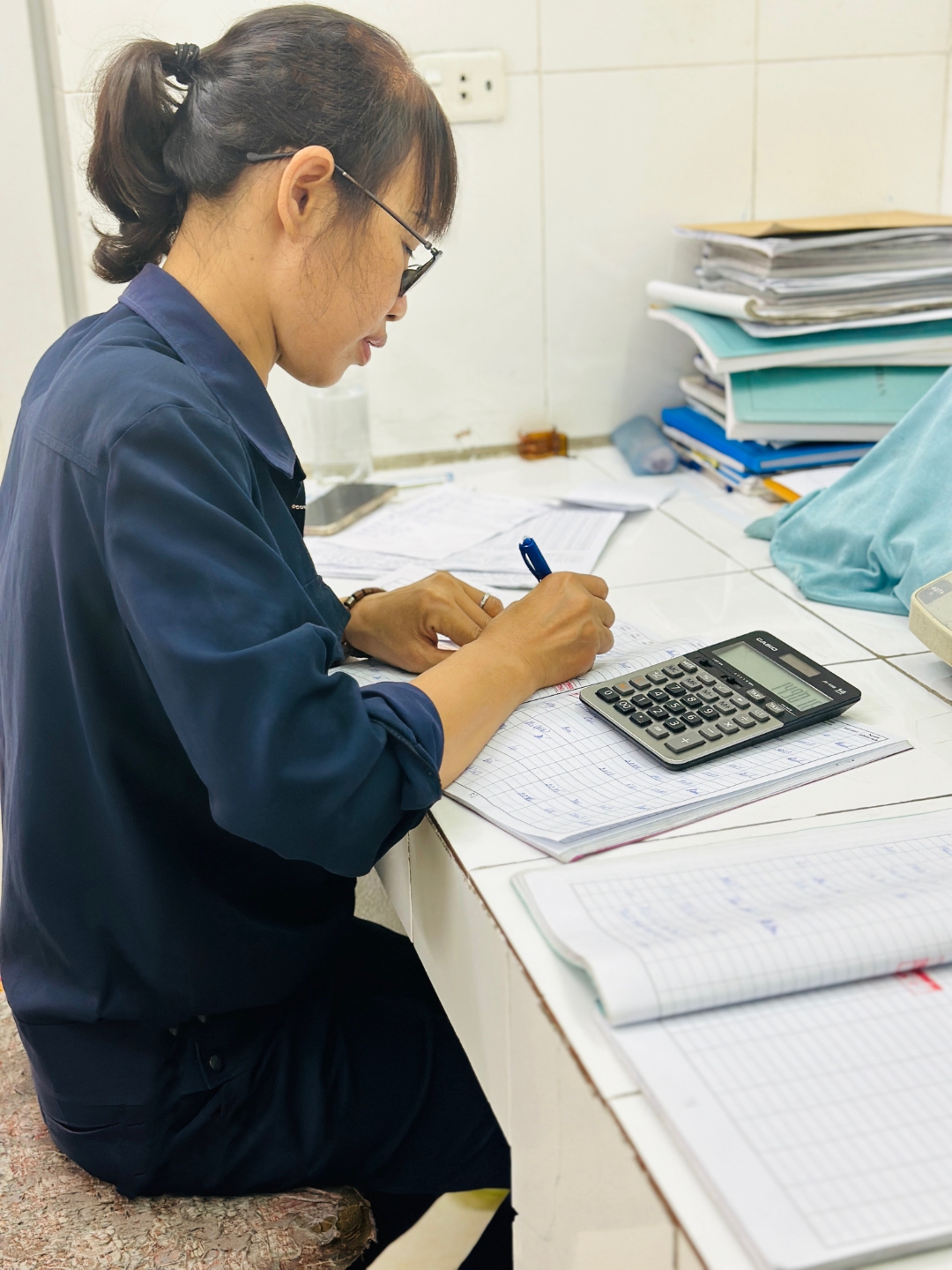 Công việc hàng ngày của công nhân trạm phân tích mẫu.