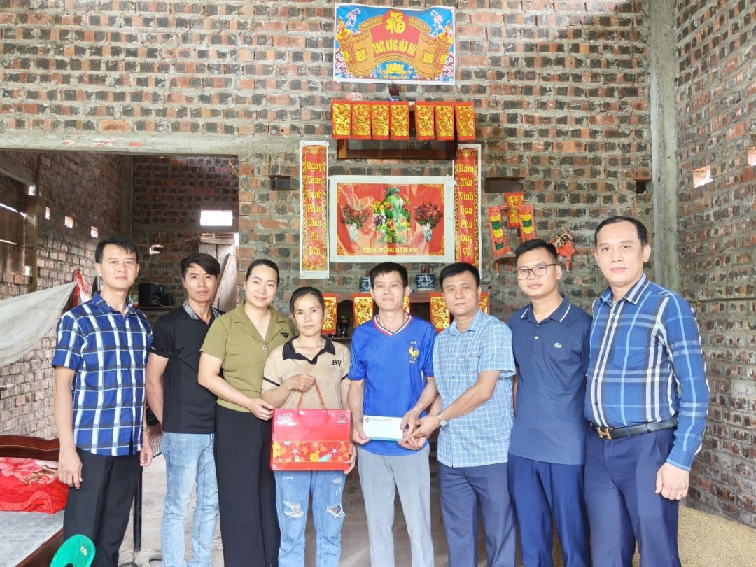 Đoàn thăm hỏi gia đình anh Vi Văn Đại - Phân xưởng Đào lò 2