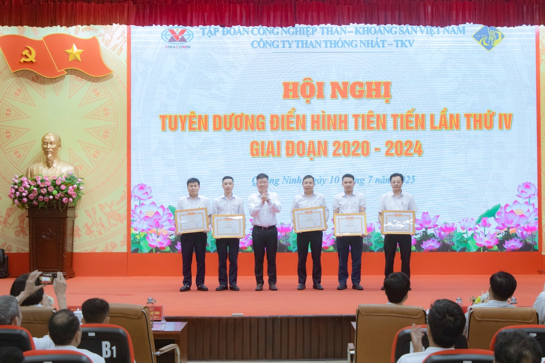 Khen thưởng 05 tập thể tiêu biểu xuất sắc trong phong trào thi đua lao động sản xuất, giai đoạn 2020 – 2024