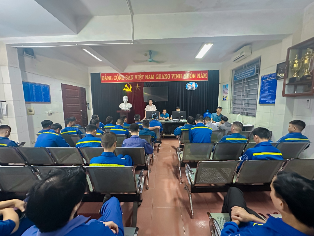 Đồng chí Lưu Minh Đức - Quyền Quản đốc Phân xưởng TGTN phát động quyên góp ủng hộ gia đình đồng chí Nguyễn Quang Huy tại buổi nhật lệnh đầu ca