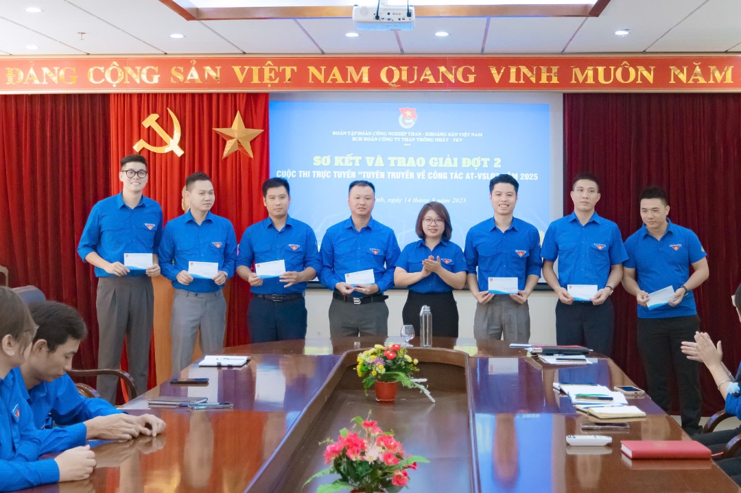 Đoàn TN Công ty khen thưởng cho các cá nhân xuất sắc nhất đợt 2 cuộc thi. Ảnh: Truyền thông Công ty.