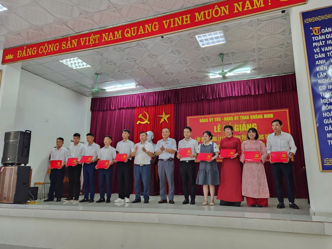 Bế mạc lớp bồi dưỡng lý luận chính trị cho đảng viên mới, bồi dưỡng kiến thức quốc phòng - an ninh cho đối tượng 4