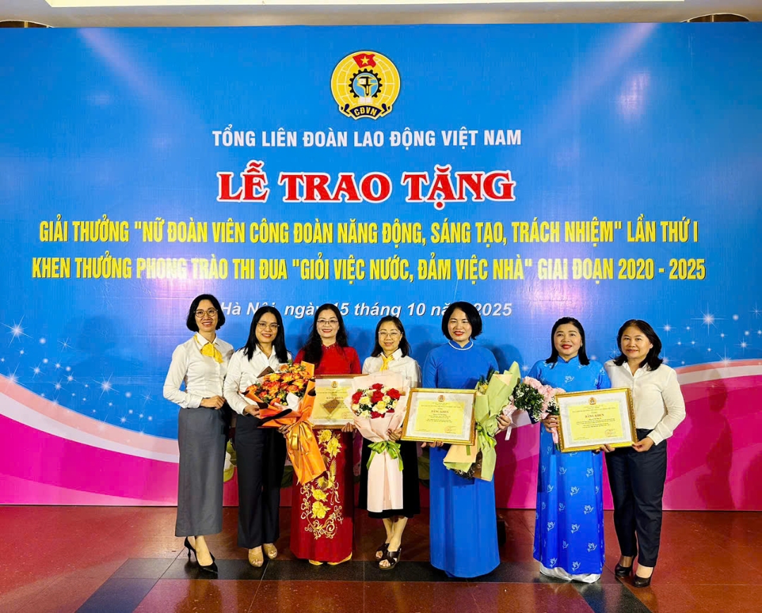 Đồng chí Vũ Thị Hằng (thứ ba từ phải sang) - Chủ tịch Công đoàn Công ty Than Thống Nhất, cùng các nữ cán bộ công đoàn được Tổng Liên đoàn Lao động Việt Nam trao tặng Giải thưởng “Nữ đoàn viên công đoàn năng động, sáng tạo, trách nhiệm” lần thứ I.
