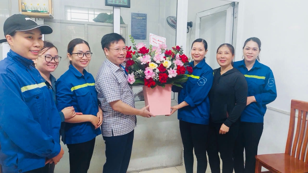 Đồng chí Đoàn Hải Nam - Phó Giám đốc Công ty tặng hoa chúc mừng chị em Phòng KCS - TT