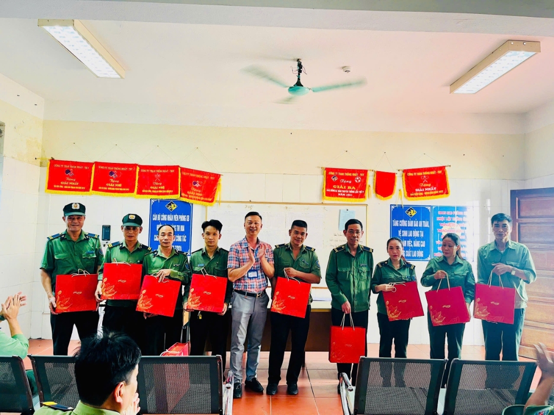 Phòng KB tổ chức trao quà cho người lao động có hoàn cảnh khó khăn nhân dịp Tết Trung thu năm 2025