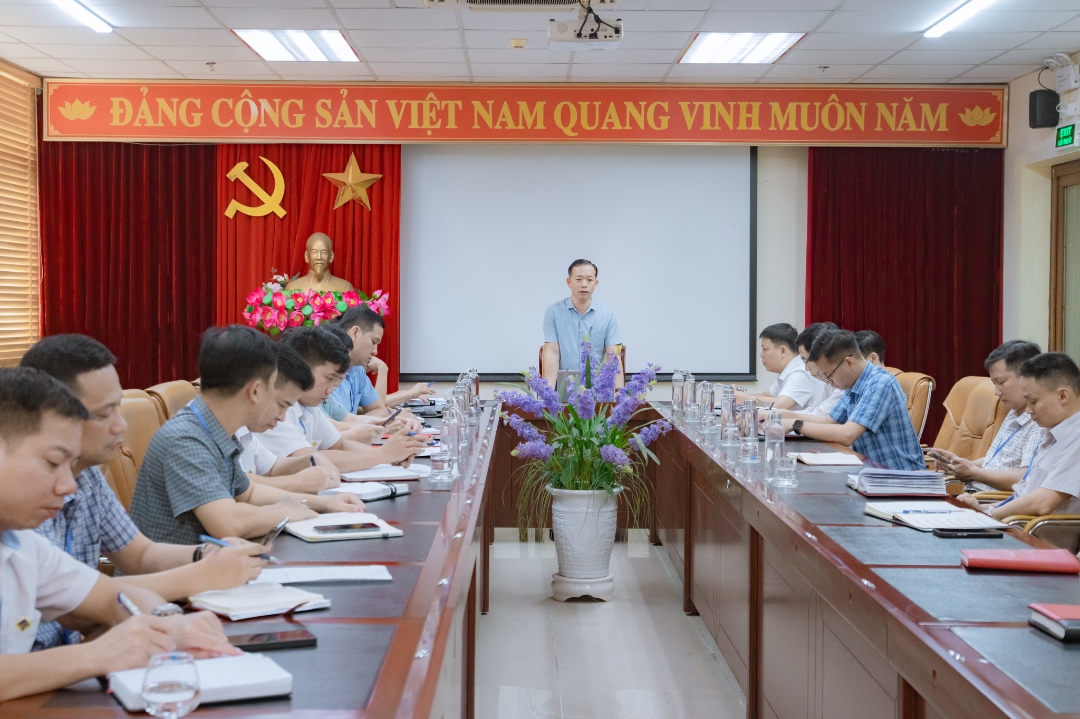 Đồng chí Trần Đăng Hải - Phó Giám đốc Công ty chủ trì cuộc họp. Ảnh: Truyền thông Công ty