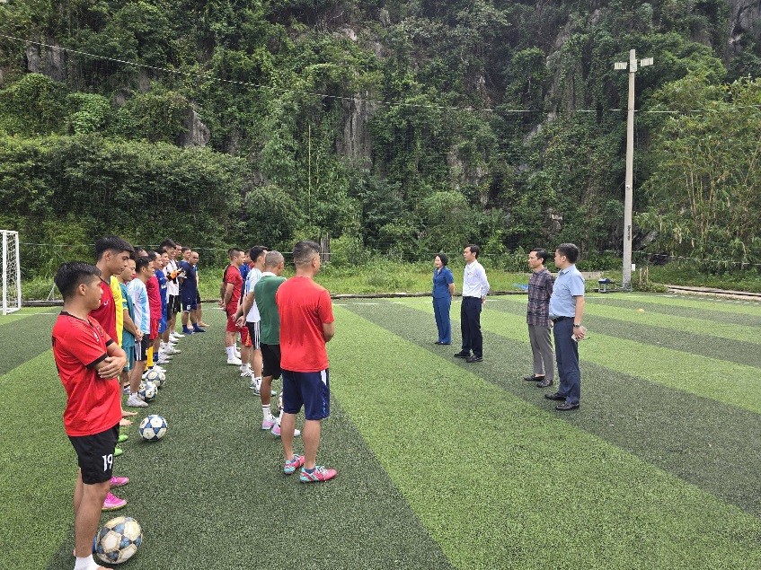 Lãnh đạo Công ty hỏi thăm, động viên tinh thần tập luyện của đội bóng