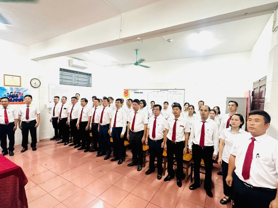 Lễ chào cờ tại buổi lễ kết nạp đảng viên mới