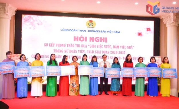 Công đoàn TKV trao kinh phí hỗ trợ nữ CNLĐ phát triển kinh tế gia đình giai đoạn 4