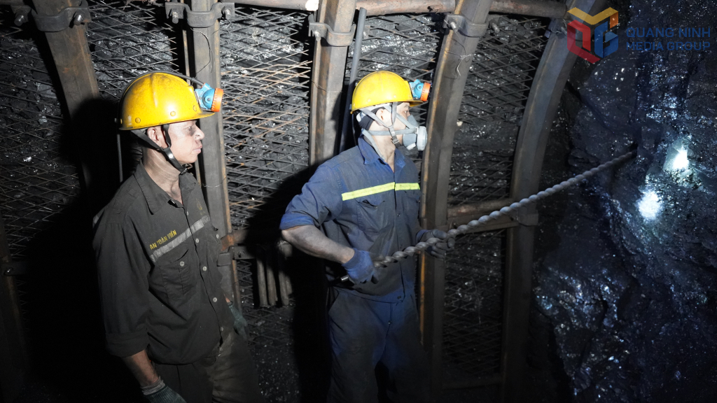 Một ca sản xuất tại Công ty CP Than Vàng Danh.