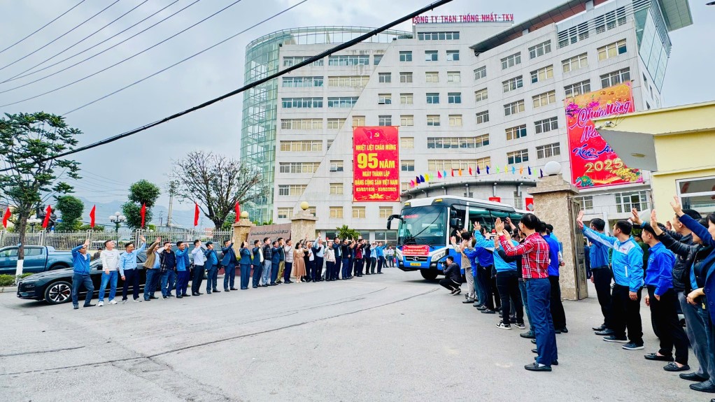 Công ty Than Thống Nhất - TKV tổ chức đưa, đón CNCB về quê dịp Tết 2026