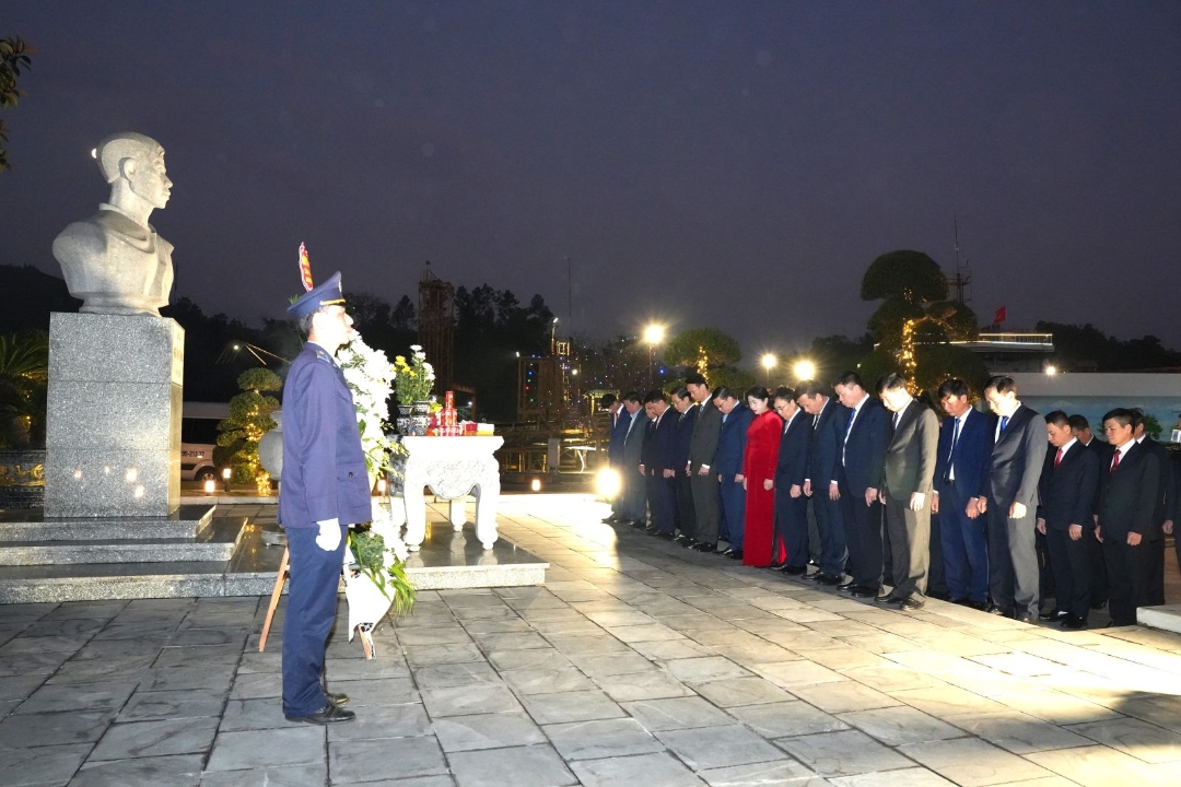Đoàn đại biểu Tập đoàn cùng lãnh đạo Đảng ủy phường Cửa Ông, phường Mông Dương và lãnh đạo, CBCN Công ty Tuyển than Cửa Ông - TKV kính cẩn tưởng nhớ liệt sỹ Ngô Huy Tăng