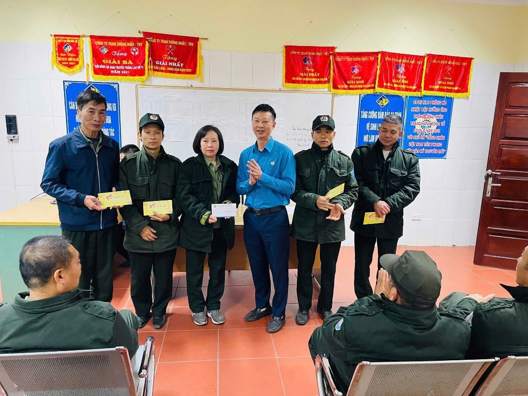 Phòng KB tổ chức trao quà hỗ trợ cho công nhân có hoàn cảnh khó khăn dịp Tết Nguyên đán Bính Ngọ 2026