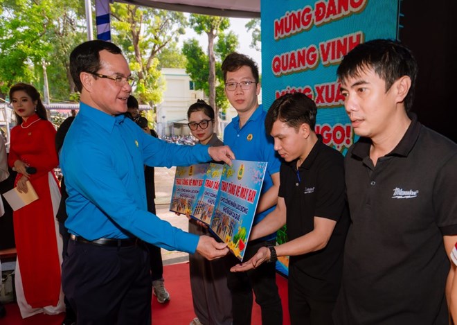 Ông Nguyễn Đình Khang - Ủy viên Trung ương Đảng, PCT Ủy ban Trung ương Mặt trận Tổ quốc Việt Nam, CT Tổng Liên đoàn Lao động Việt Nam trao tặng vé máy bay tới công nhân lao động khó khăn, xa quê tại Chương trình Chợ Tết Công đoàn - Xuân Bính Ngọ 20262