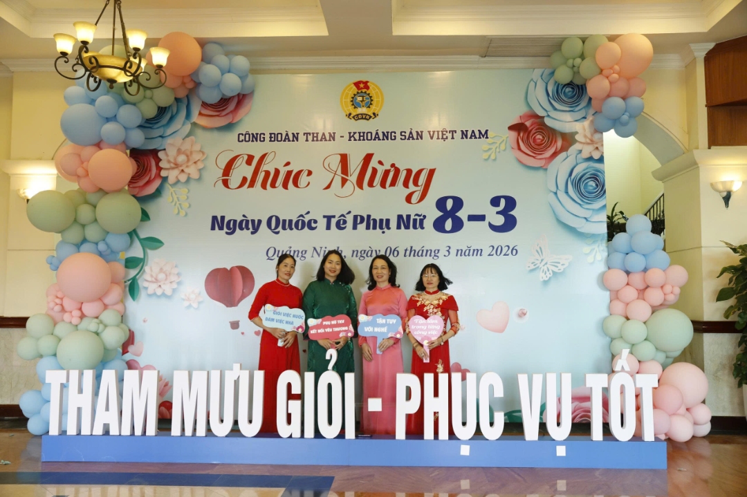 Đoàn nữ đại biểu Công ty Than Thống Nhất - TKV tham dự Hội nghị gặp mặt nữ CNVCLĐ điển hình tiên tiến nhân dịp 8/3