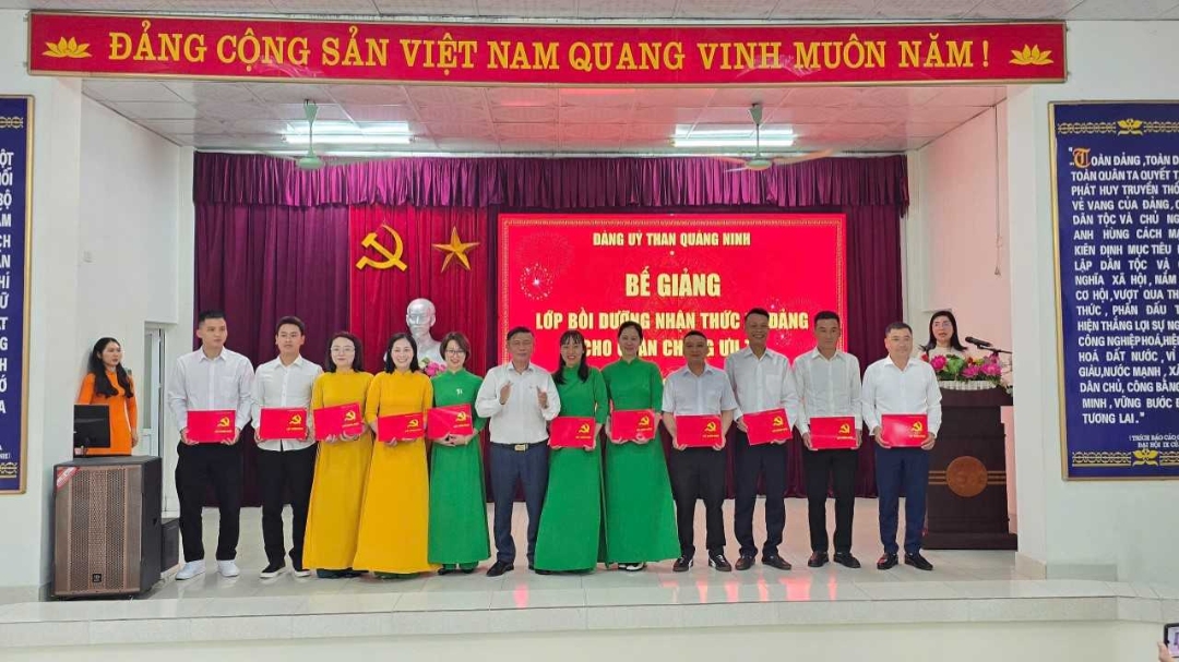 Đảng ủy Than Quảng Ninh bế giảng lớp nhận thức về Đảng