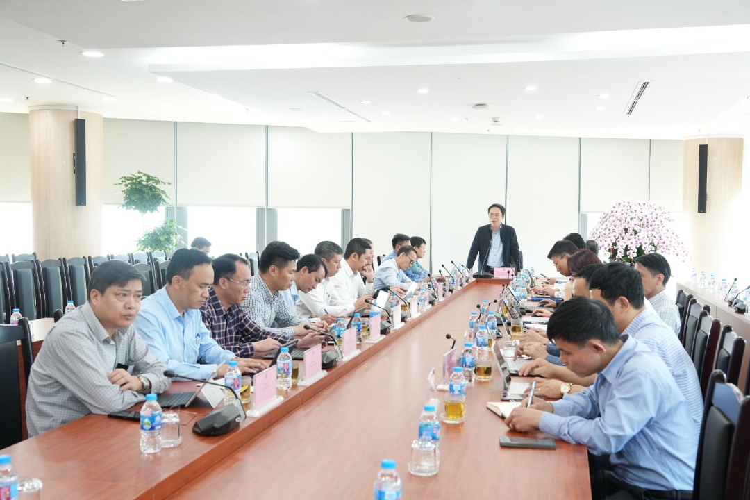 Phó TGĐ Tập đoàn, Giám đốc Trung tâm ĐHSXT tại Quảng Ninh Nguyễn Huy Nam chủ trì hội nghị