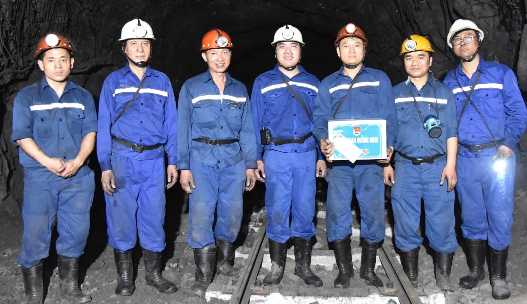 Nhân dịp Tháng Thanh niên, Đoàn Than Quảng Ninh tổ chức thăm, tặng quà đoàn viên, thanh niên Công ty CP Than Mông Dương.