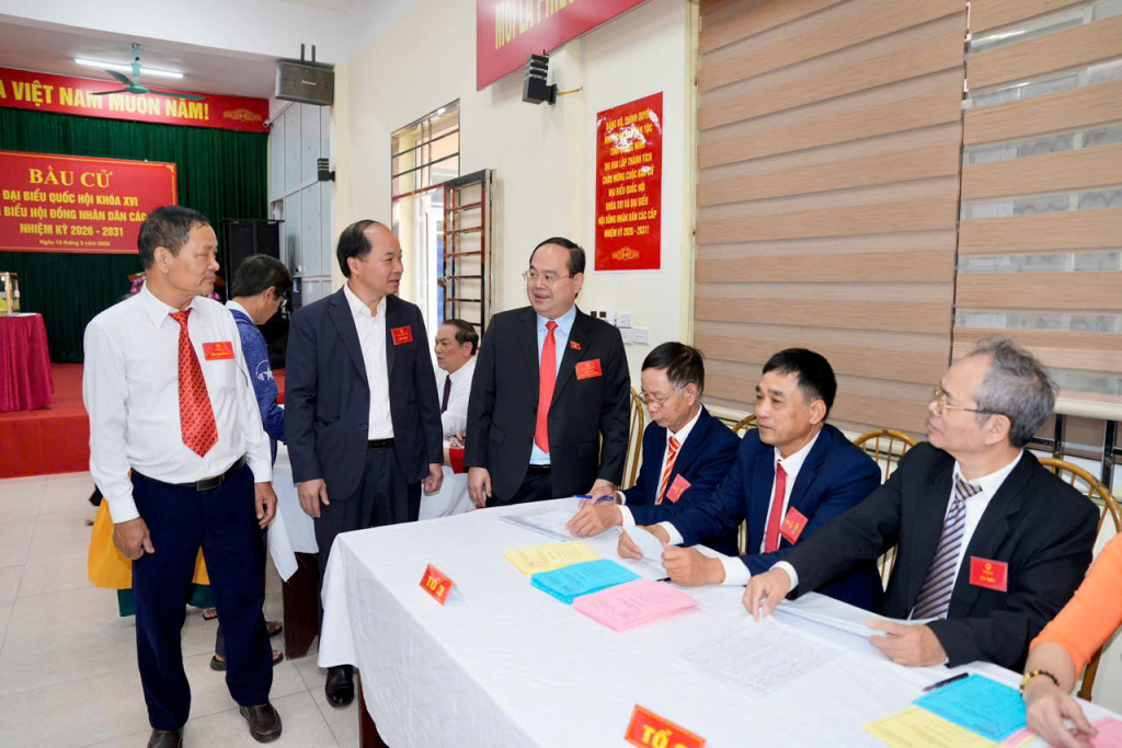 Đồng chí Quản Minh Cường - Ủy viên Trung ương Đảng, Bí thư Tỉnh ủy, Trưởng Đoàn ĐBQH tỉnh, Trưởng Ban Chỉ đạo, Chủ tịch Ủy ban Bầu cử tỉnh kiểm tra và động viên Tổ bầu cử khu vực bỏ phiếu số 7, phường Bãi Cháy.
