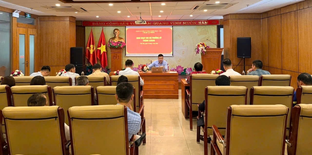 Đồng chí Ninh Hữu Hùng - Uỷ viên BCH Đảng bộ, Bí thư chi bộ,  Chánh Văn phòng Công ty chủ trì buổi sinh hoạt