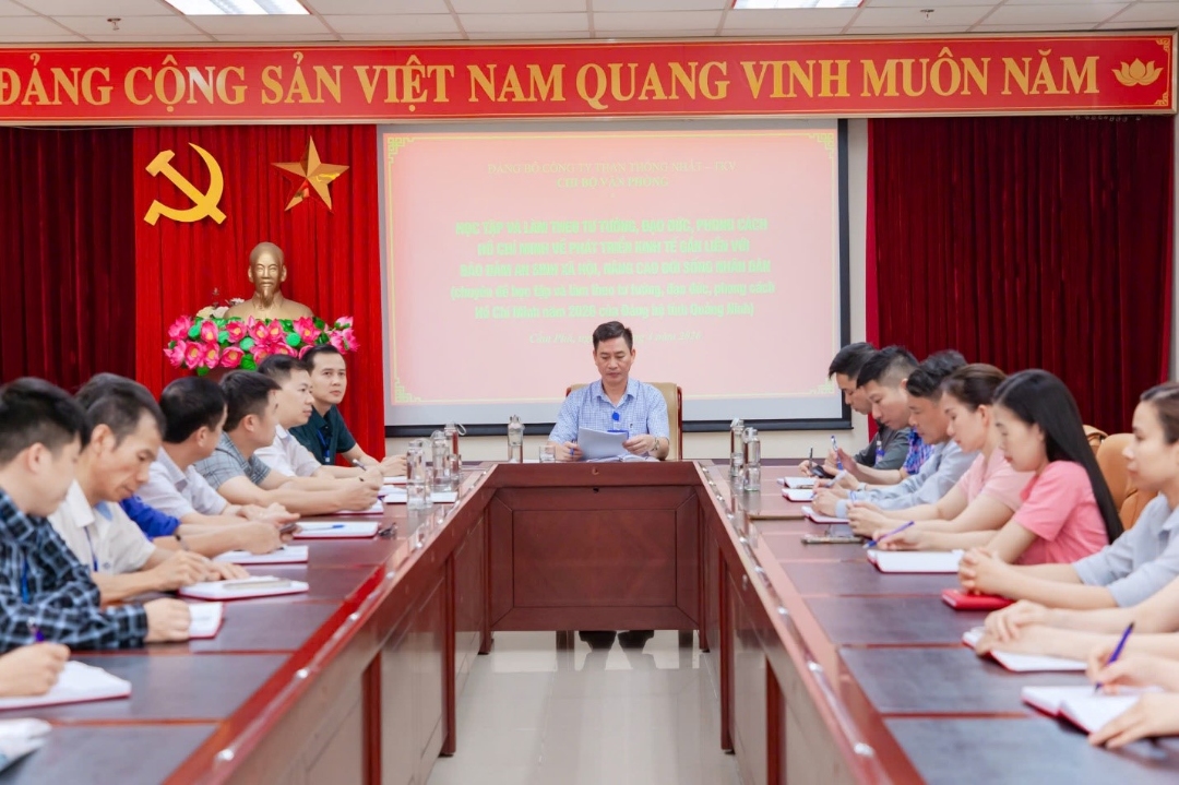 Đồng chí Lê Bá Dần - Phó Bí thư chi bộ chủ trì buổi sinh hoạt chuyên đề. Ảnh: Truyền thông Công ty.