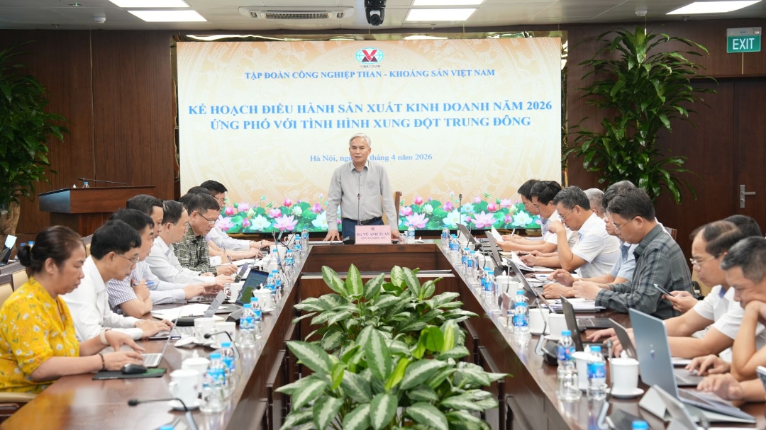 Tổng Giám đốc Tập đoàn Vũ Anh Tuấn chủ trì cuộc họp nhằm đánh giá, dự báo tác động của tình hình địa chính trị thế giới, đặc biệt là xung đột tại khu vực Trung Đông đến hoạt động SXKD của TKV.