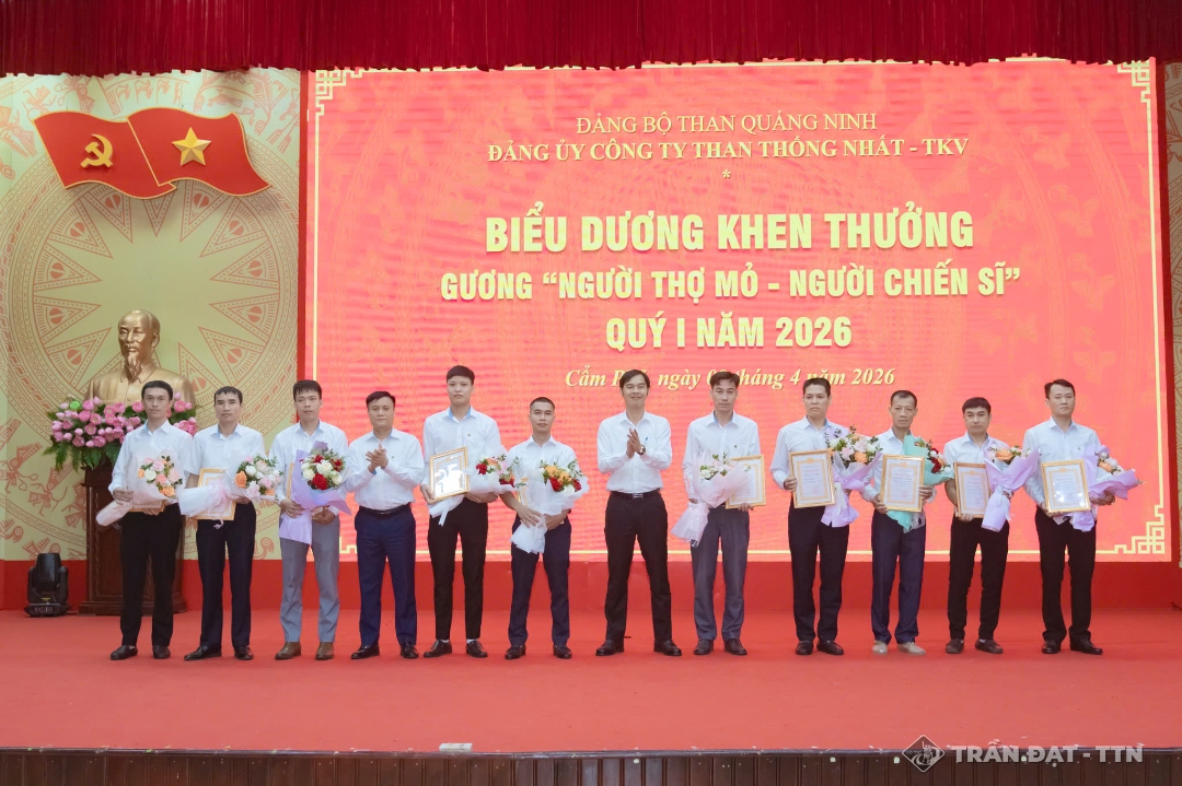 Đồng chí Vương Minh Thu - Bí thư Đảng ủy, Giám đốc Công ty và đồng chí Bùi Tất Thành - UVBCH Đảng bộ, Chủ tịch Công đoàn Công ty biểu dương, khen thưởng các gương “Người Thợ mỏ - Người Chiến sĩ”. Ảnh: Trần Đạt
