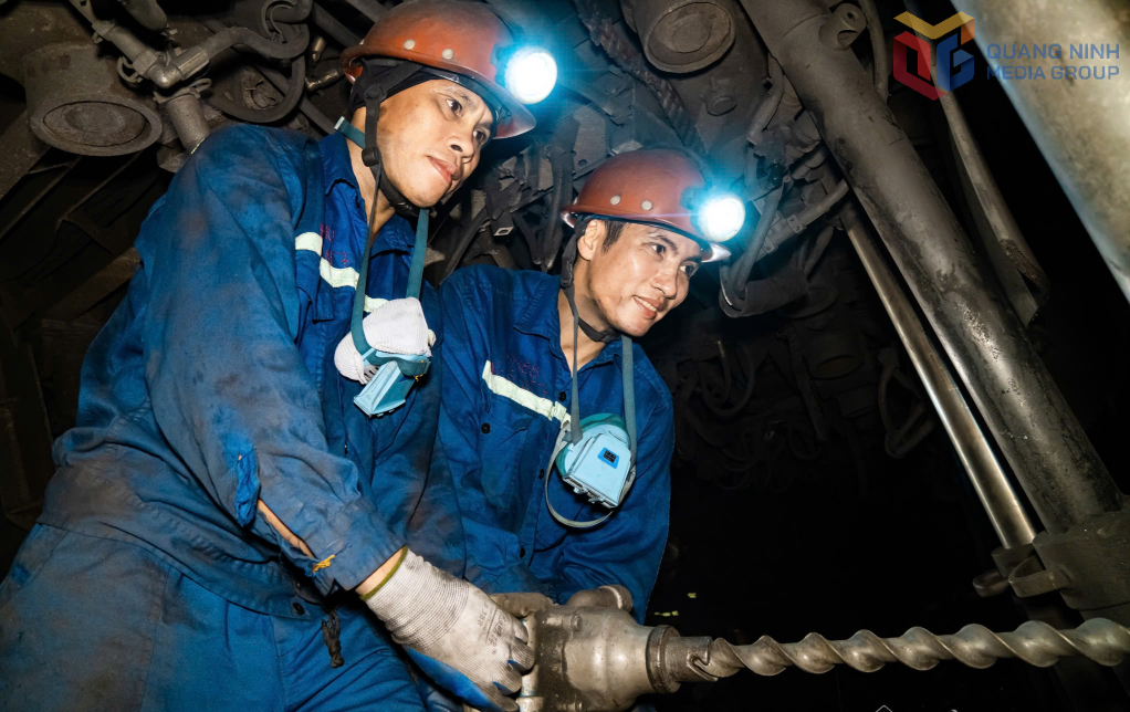 Công nhân Công ty Than Thống Nhất vận hành thiết bị khoan trong hầm lò, đảm bảo tiến độ sản xuất và an toàn lao động.