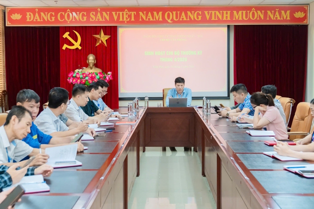 Đồng chí Ninh Hữu Hùng - Uỷ viên BCH Đảng bộ, Bí thư Chi bộ Văn phòng chủ trì buổi sinh hoạt