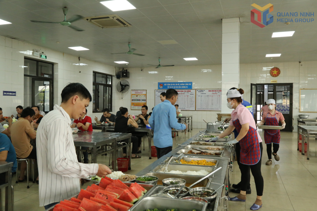 Công nhân, lao động dùng bữa ăn ca tại khu nhà ăn tập thể Công ty Than Thống Nhất với thực đơn phong phú, bảo đảm dinh dưỡng và an toàn vệ sinh thực phẩm.
