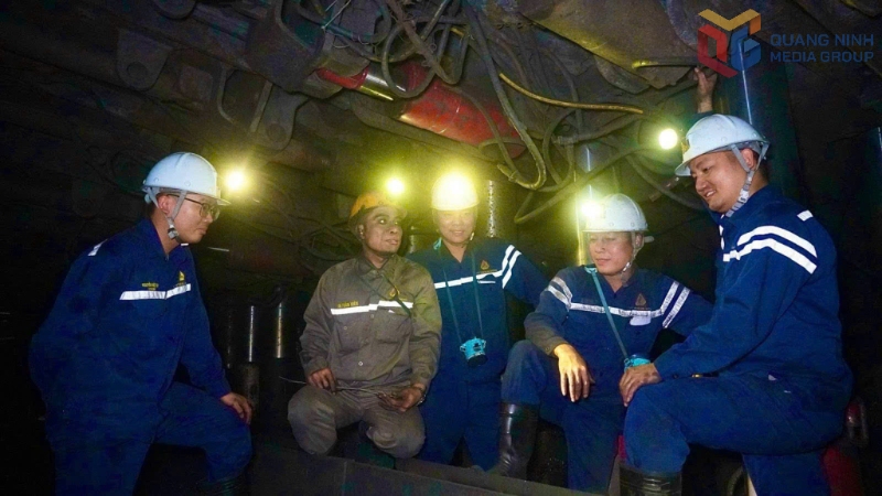 Đoàn Thanh niên Công ty CP Than Hà Lầm - Vinacomin trao đổi giải pháp khấu nâng nền, giảm tỷ lệ cắt đá trong quá trình khai thác lò chợ cơ giới hoá 1,2 triệu tấn/năm.