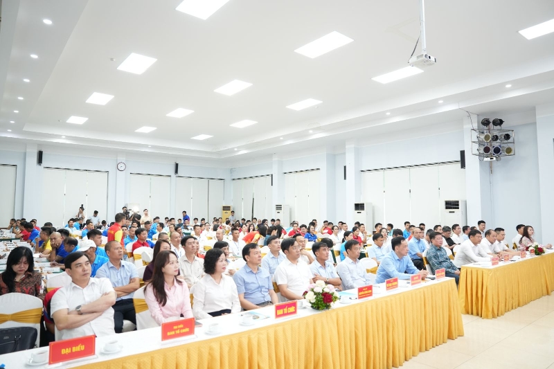 Các đại biểu và vận động viên các đoàn tham dự giải