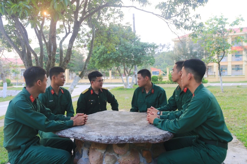 Cán bộ Trung đoàn trao đổi cùng chiến sĩ mới