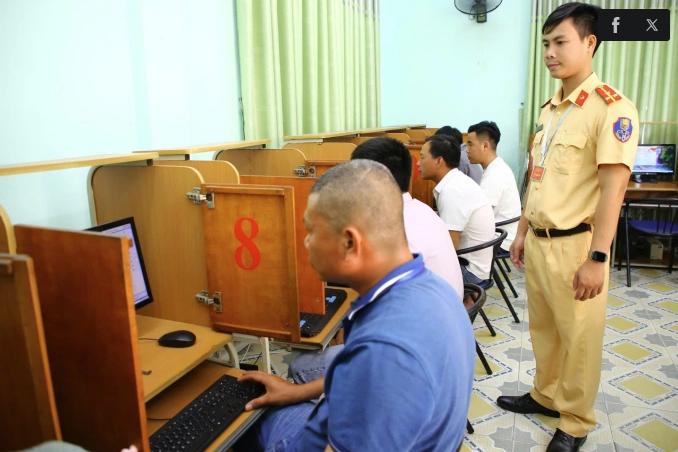 Các thí sinh tham gia dự thi sát hạch lái xe.