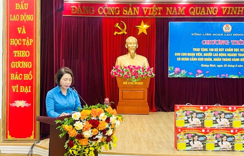 Đồng chí Nguyễn Thị Minh - Phó Chủ tịch Công đoàn Than - Khoáng sản Việt Nam phát biểu tại chương trình