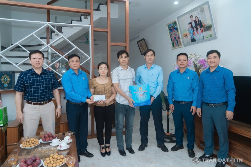 Đoàn thăm hỏi, tặng quà tại nhà công nhân Vũ Như Quý - Phân xưởng Đào lò 2. (Ảnh: Truyền thông Công ty).