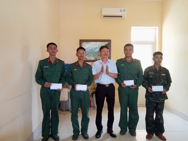 Đồng chí Đỗ Quang Minh - Trưởng Phòng KB, Phó Chỉ huy trưởng Ban CHQS Công ty, Chủ tịch Hội CCB Công ty trao quà cho các chiến sỹ