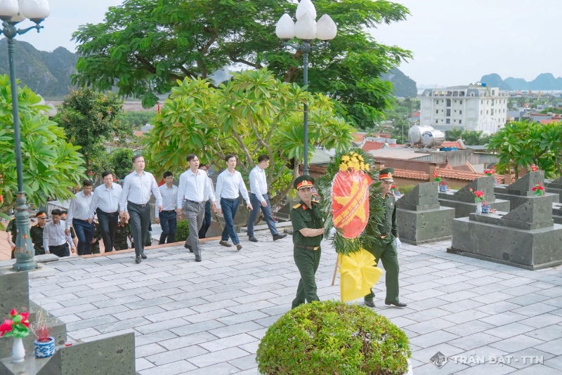 Công ty Than Thống Nhất - TKV tổ chức dâng hương, dâng hoa tại Đài tưởng niệm các Anh hùng Liệt sĩ Nghĩa trang Phường Cửa Ông